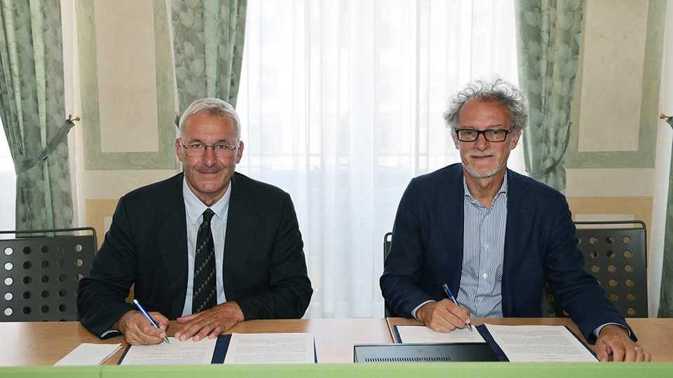 La firma dell'accordo tra Franco Baritussio, a sx nella foto, e il rettore Angelo Montanari