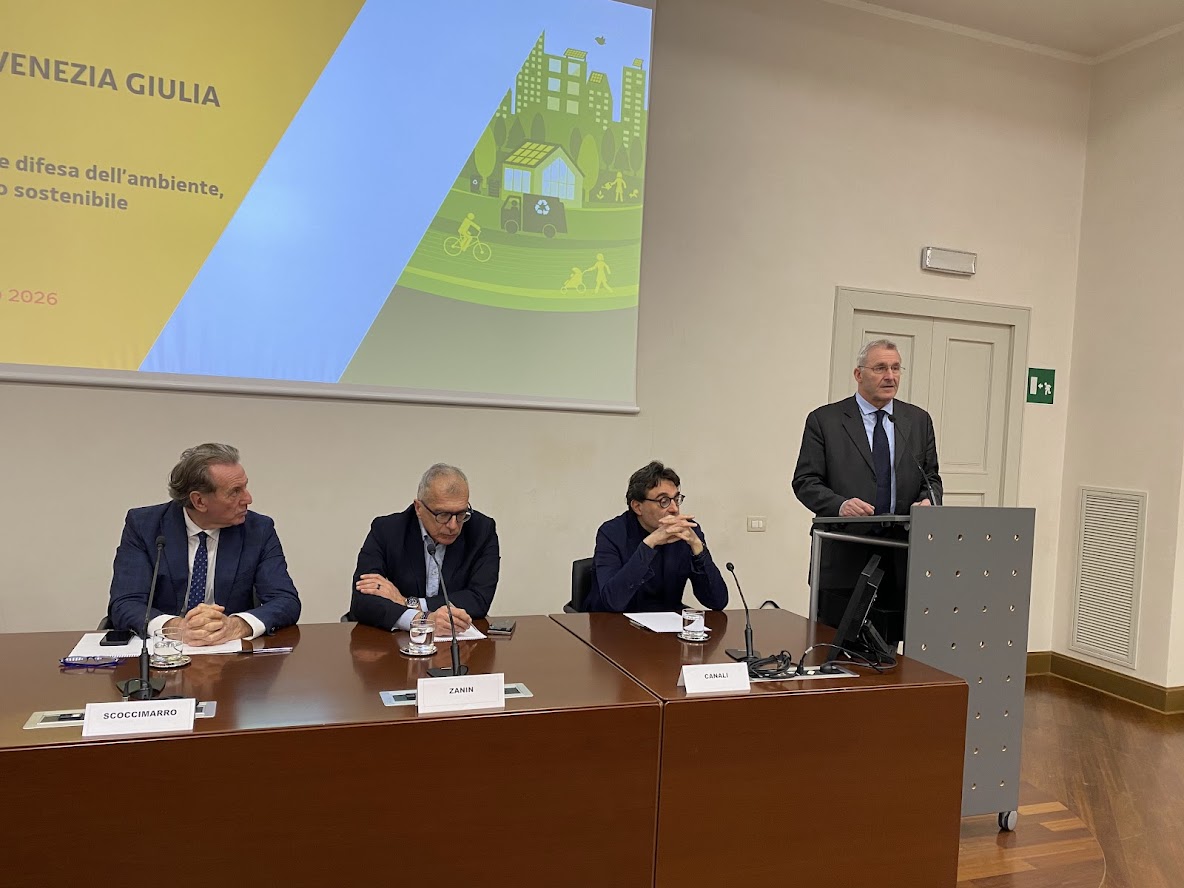 Il tavolo della conferenza stampa durante l'intervento del presidente di Fvg Energia, Franco Baritussio