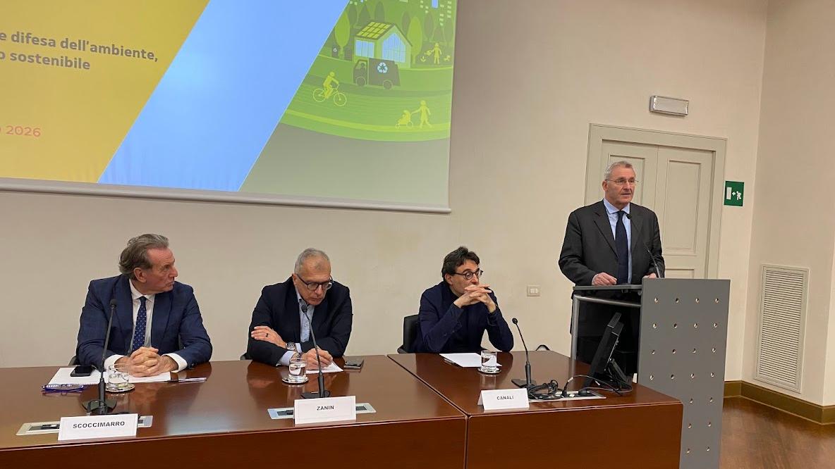 Il tavolo della conferenza stampa durante l'intervento del presidente di Fvg Energia, Franco Baritussio